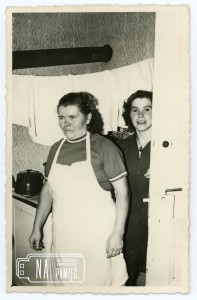 Początek lat 70. Stefania Dominiak i Teresa Dominiak w domu przy dzisiejszej ul Rolnej 3